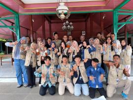 PERPISAHAN KKN UNIVERSITAS DUTA BANGSA SURAKARTA BERSAMA PAMONG KALURAHAN KARANGMOJO